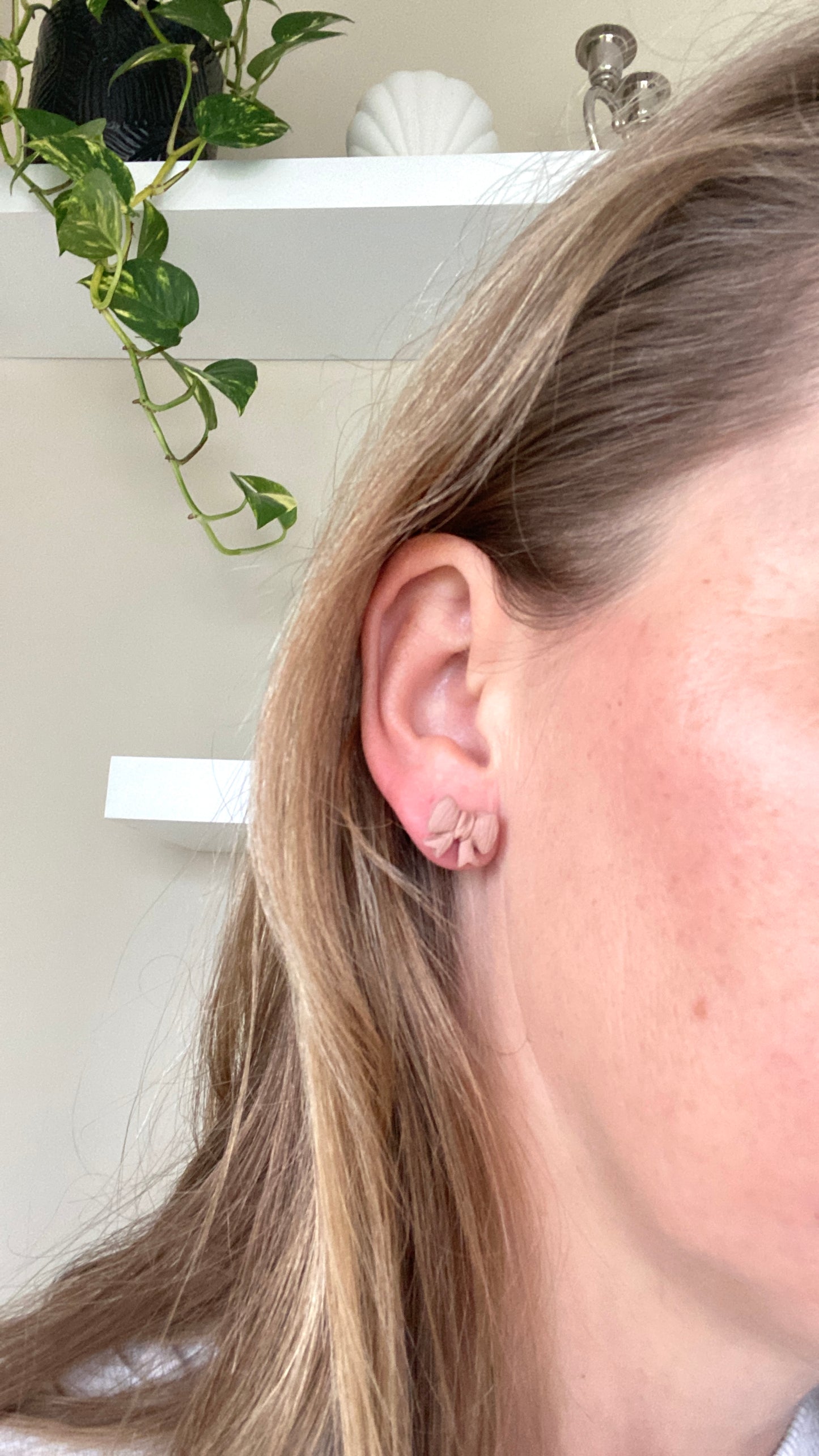Textured bow studs