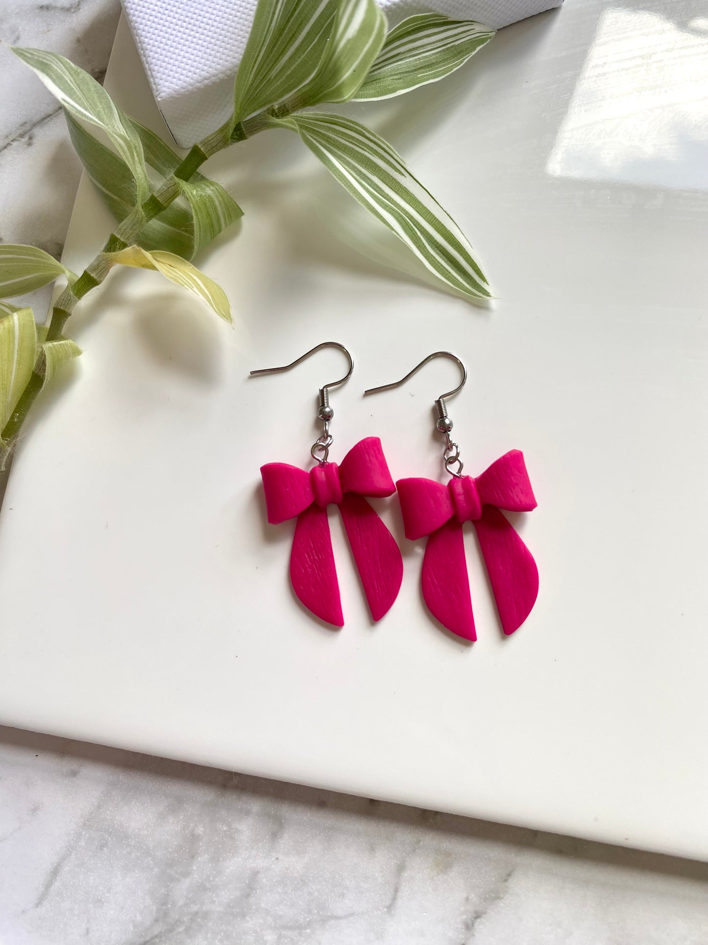 Textured hanging bows