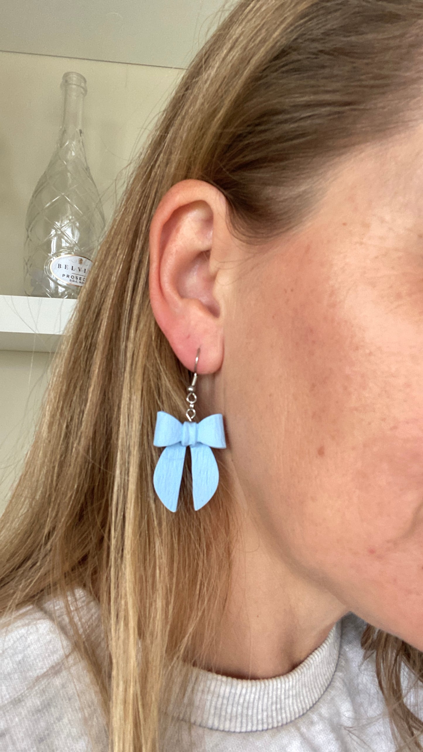 Textured hanging bows