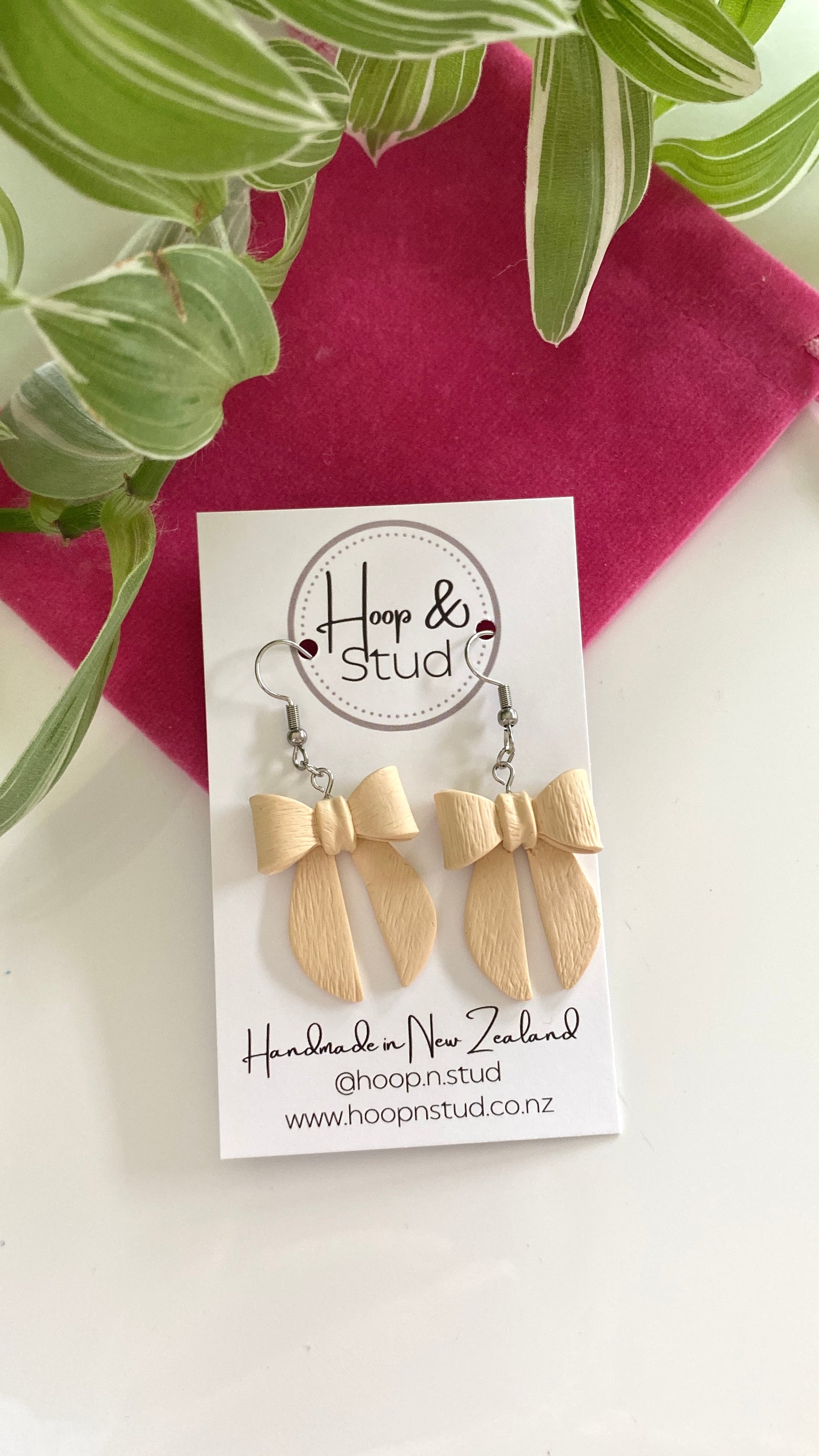 Textured hanging bows
