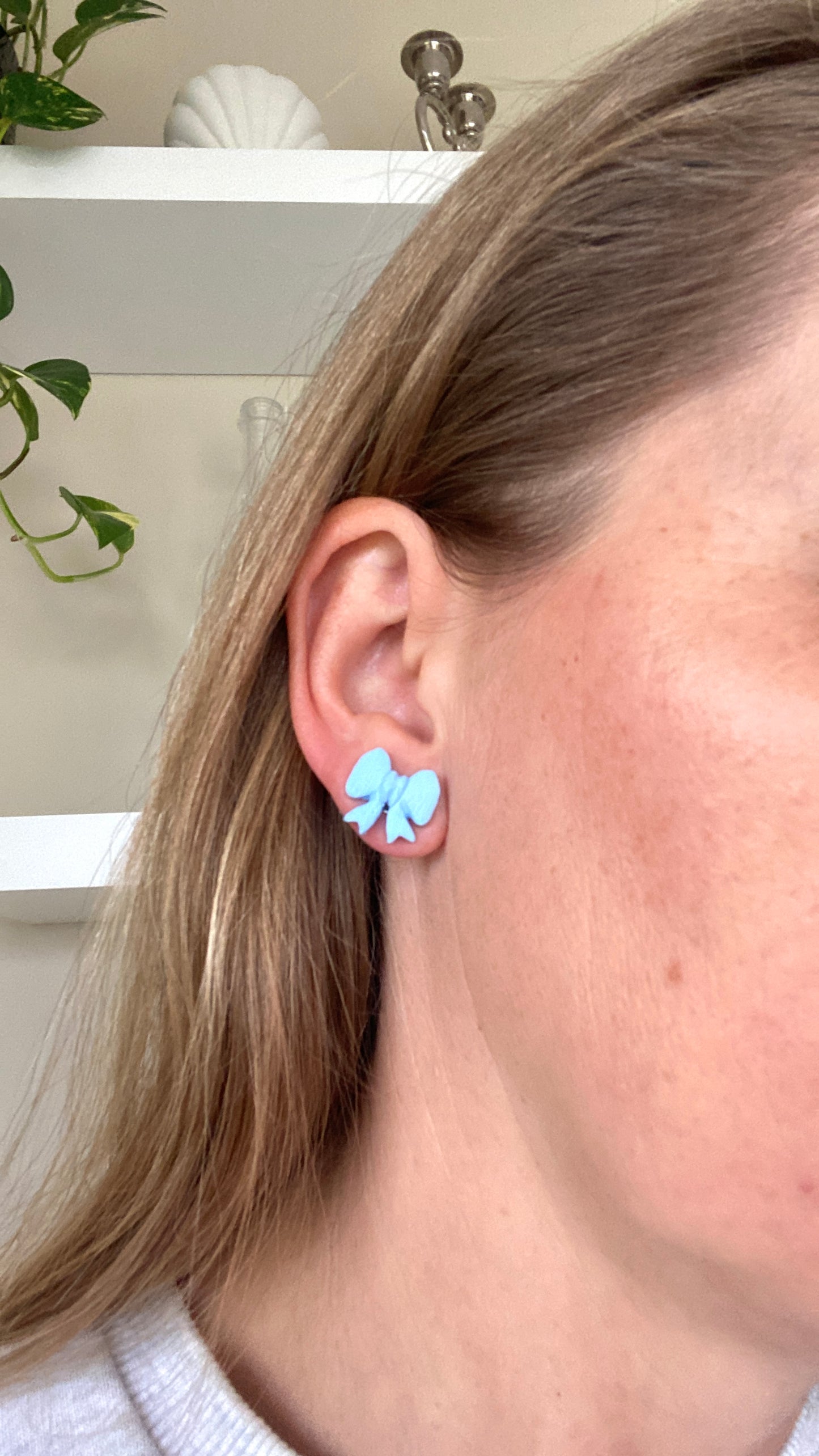 Textured bow studs
