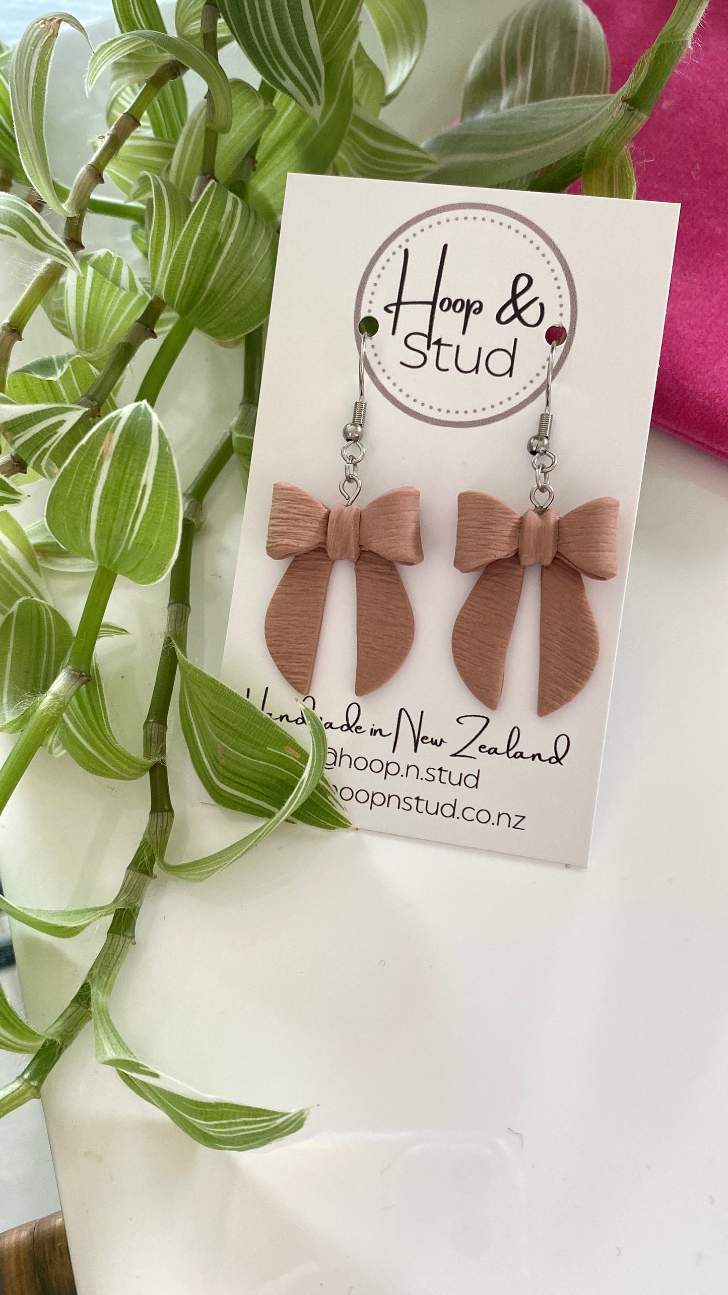 Textured hanging bows