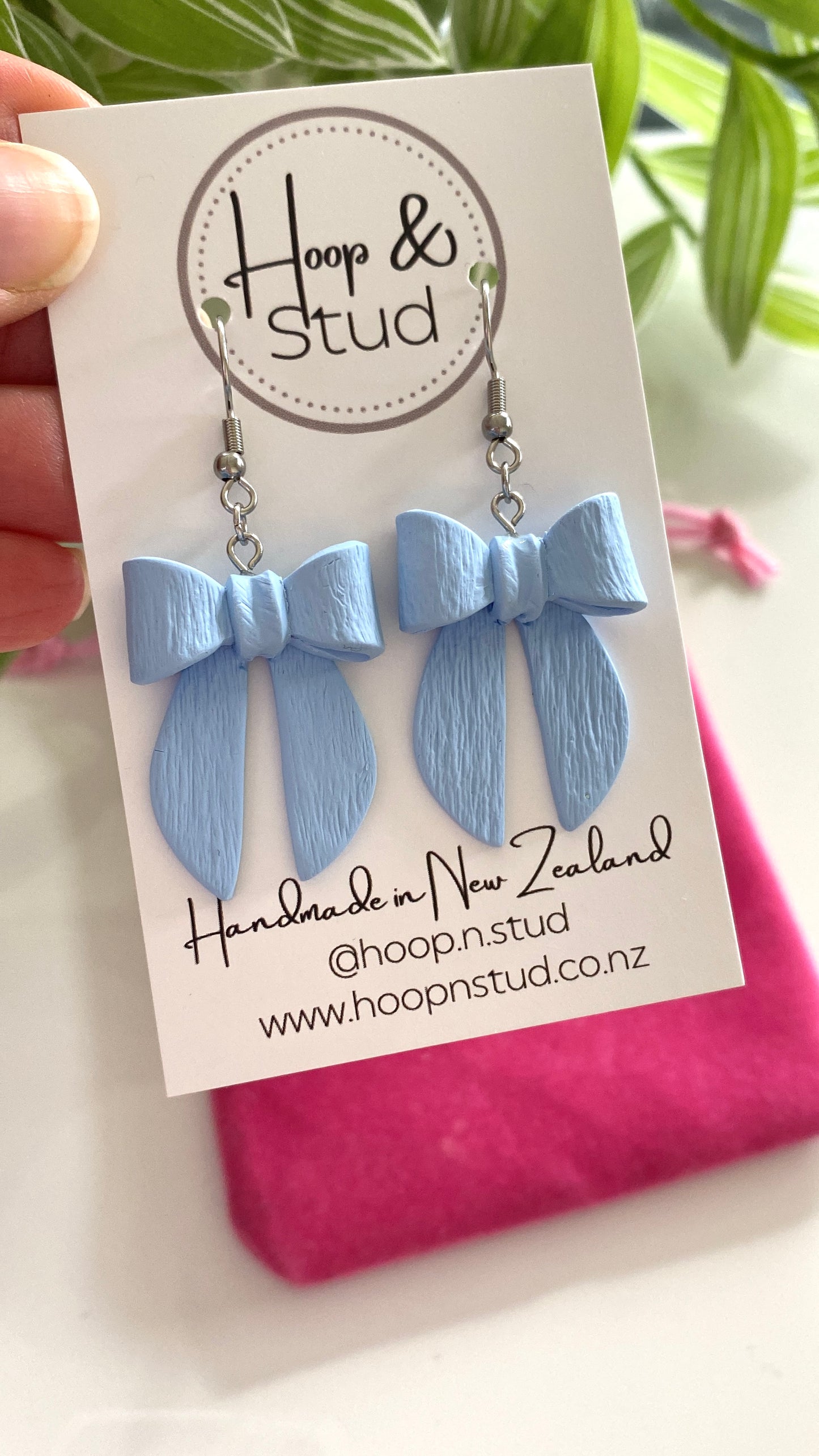 Textured hanging bows